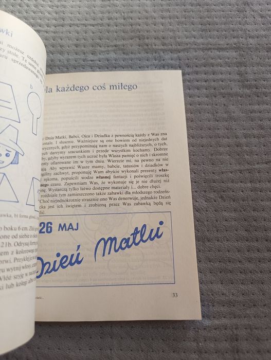 Nastolatki robią ozdoby i upominki