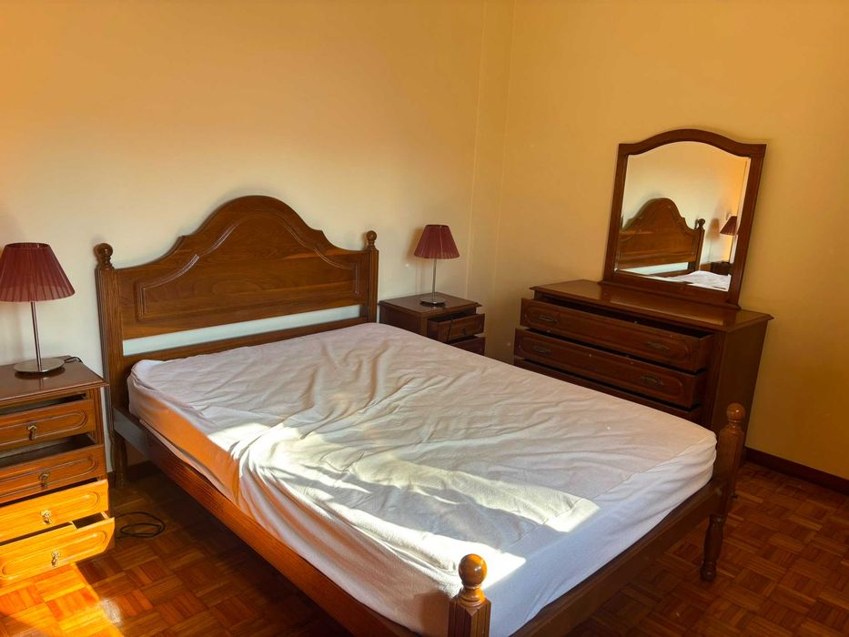 Mobília de Quarto Completa em Madeira Maciça – Cama, Cómoda e Mesinhas