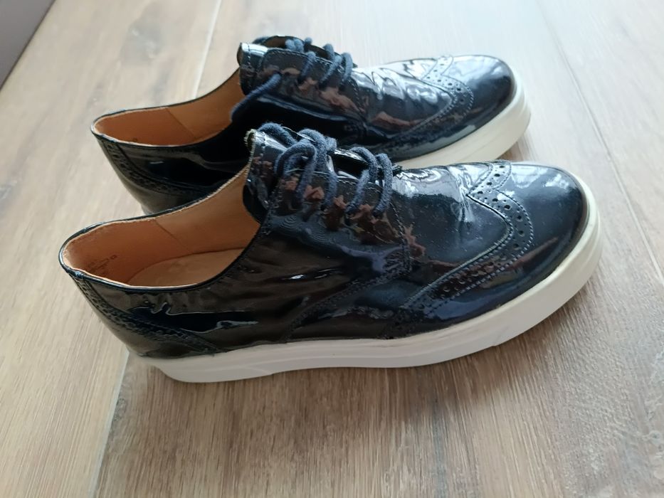 Caprice buty sportowe Oksford brogsy lakierowany granat rozm 37