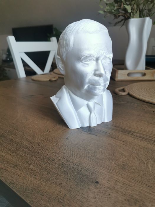 Jarosław K. Popiersie