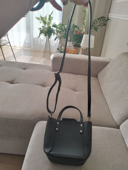 Mała czarna torebka na pasku i do ręki