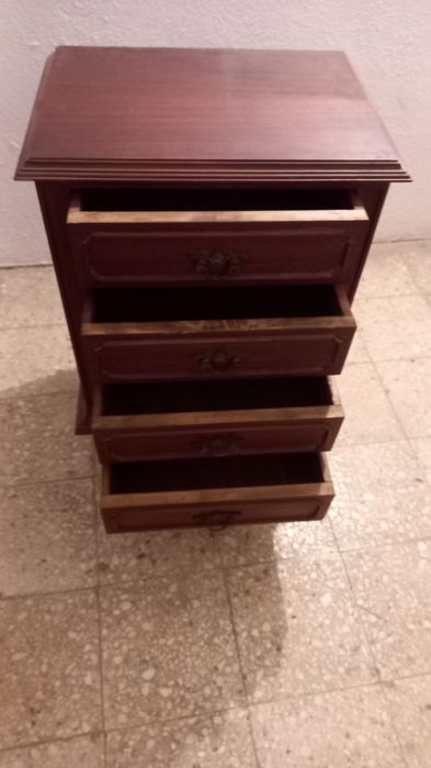 Mesinha de cabeceira em madeira Mogmo escura