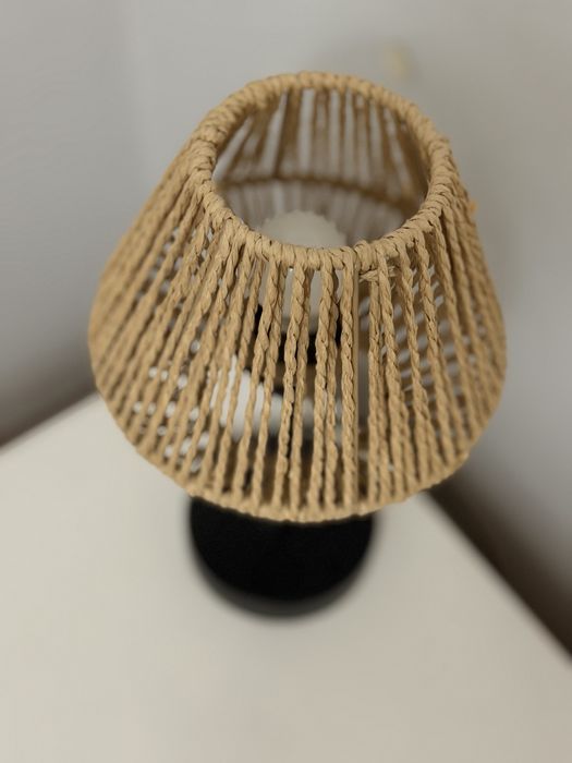 Candeeiro de Mesa Estilo Boho em Fibra Natural – Como Novo