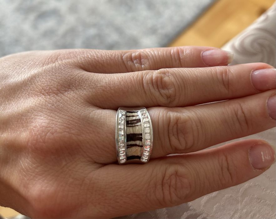 Srebrny pierścionek pr.925 rozm.15, ceramiczna zebra krem brąz