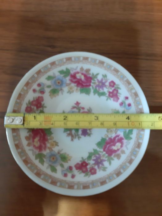 filiżanki  małe, chińskie 5 szt. + 3  talerzyki