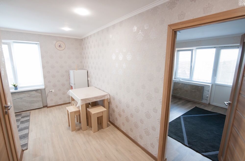 Сдам посуточно 1-о и  2-ох комнатную квартиру возле басейна,житло