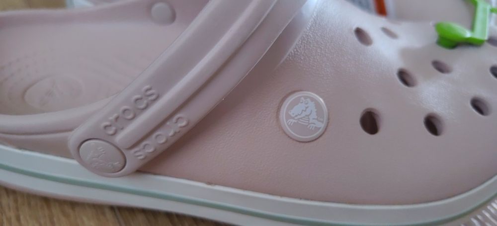 Nowe klapki CROCS pudrowy róż z napisem rozm.39, wkładka 25cm