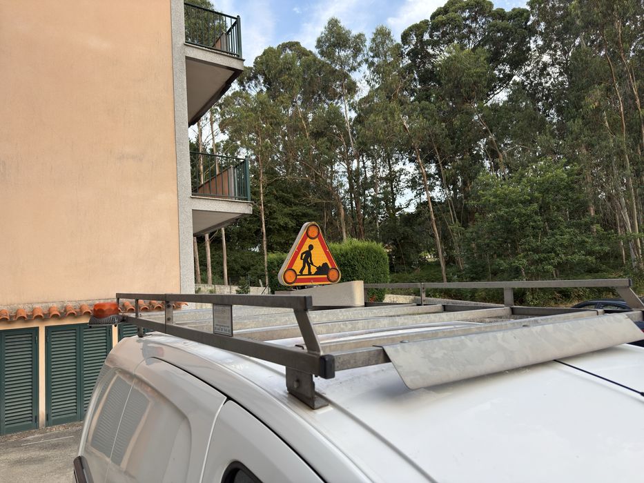 Barras com rotativos e sistema elétrico para levantar placa de sinalização luminosa