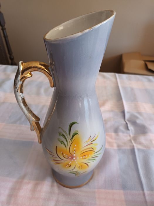 Jarra antiga com copos, cerâmica de Alcobaça