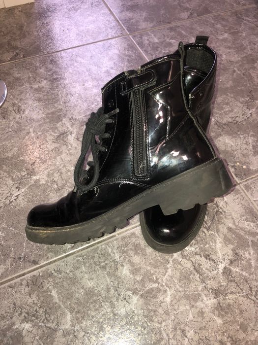 Botins em verniz menina da marca Geox