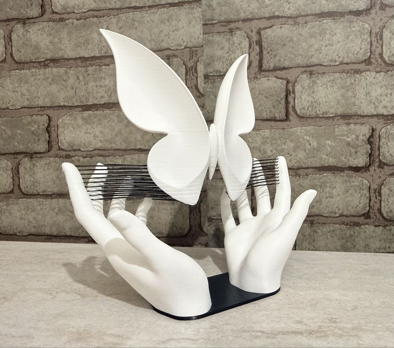 Escultura Tensegridade 3D – Borboleta "Flutuante" em Mãos