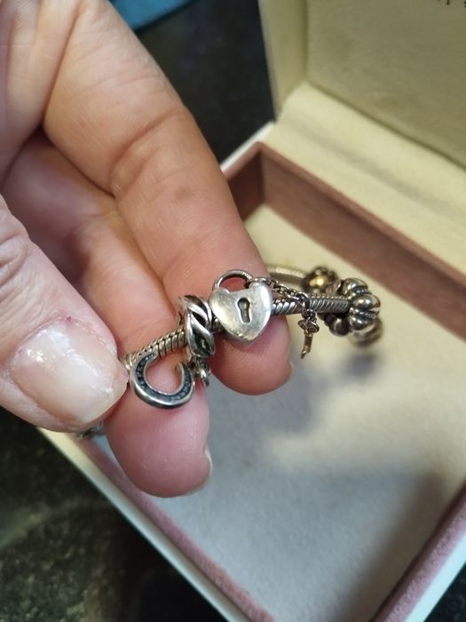 Pulseira Pandora, com 11 peças originais.
