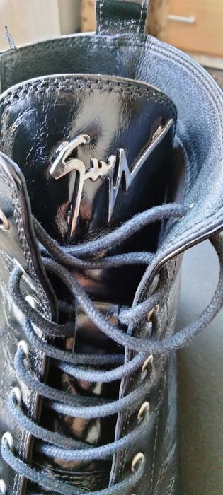 Продам шикарные кожаные новые зимние ботинки