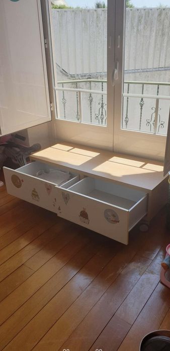 Mesa de cabeceira e Cómoda para quarto de criança