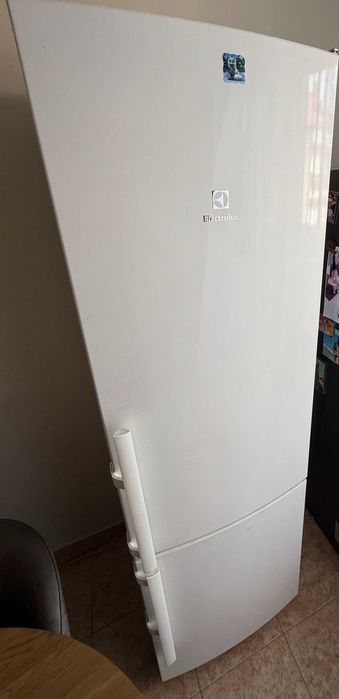 Продам чудовий, дуже місткий двокамерний холодильник Electrolux EN4001AOW