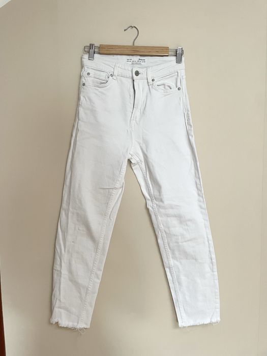 Białe jeansy Mom slim Stradivarius 36