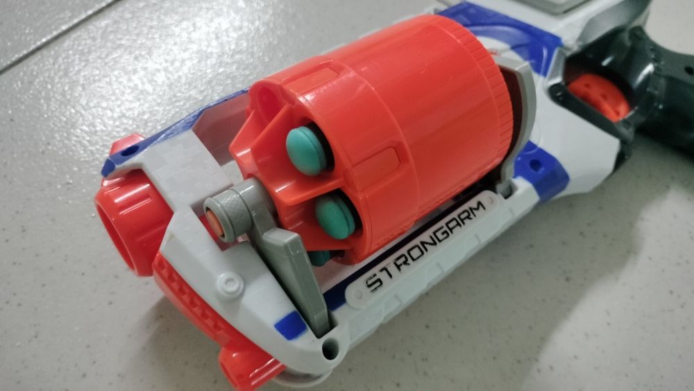 Nerf Strongarm com 18 balas