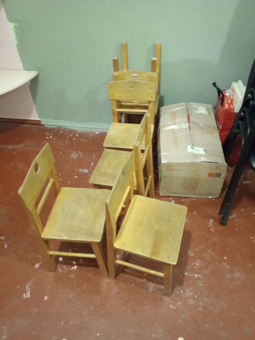 Стол с регулировкой высоты натуральное дерево с 6 стульчиками ,