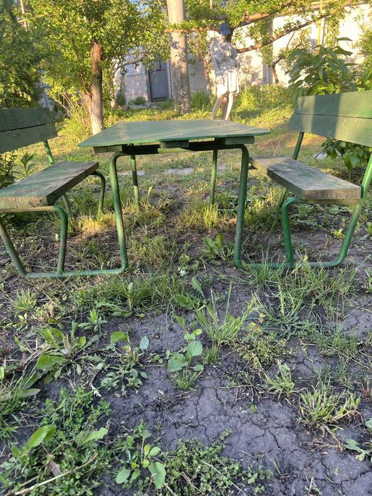 Детский столик с скамейками,