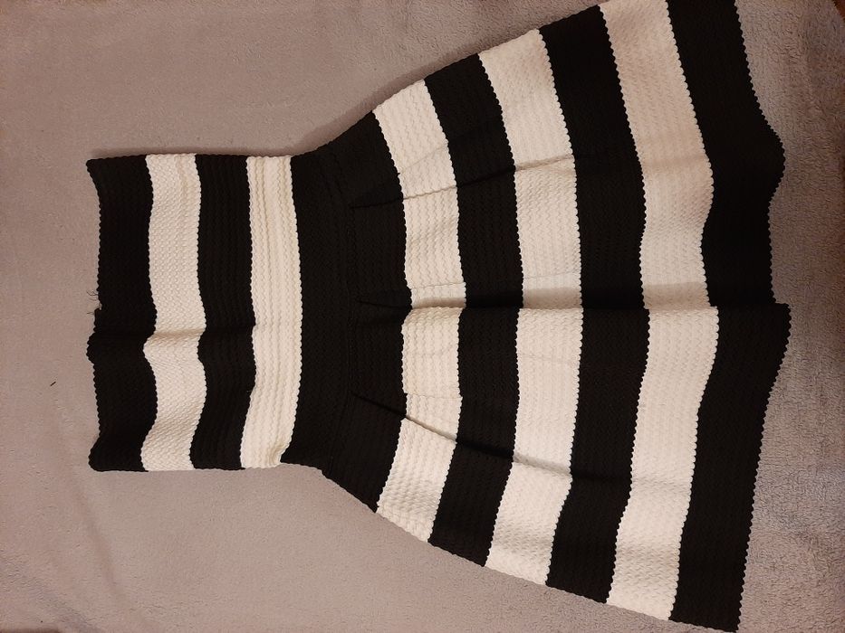 Sukienka czarno-biała paski