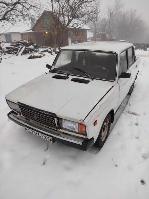 Продам ваз-2107. В нормальному стані сів поїхав. Передня резина майже нова.