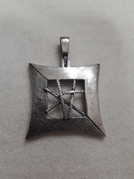 wisior srebrny kratka