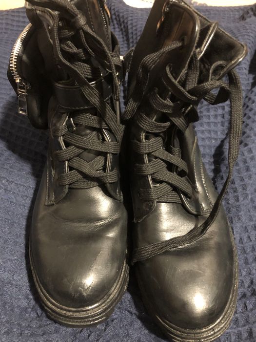 Botas com atacadores e fecho lateral