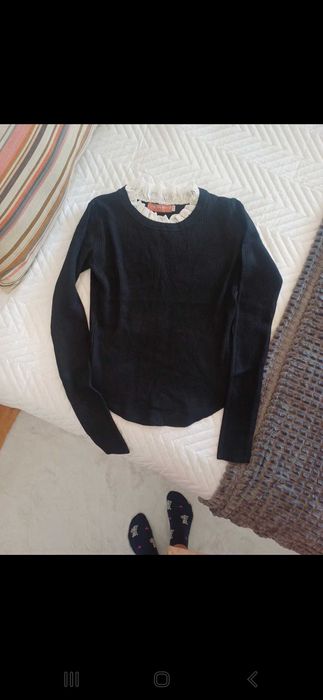 Camisola preta com gola de camisa