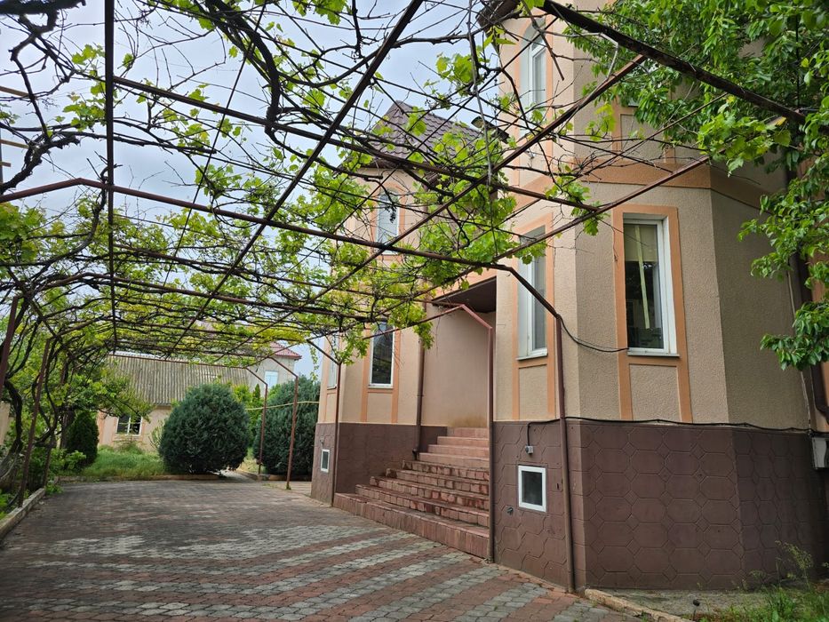 Продам будинок в Лісках з меблями та технікою на ділянці 9 соток