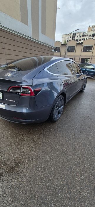 Tesla Model 3 2020 рік.