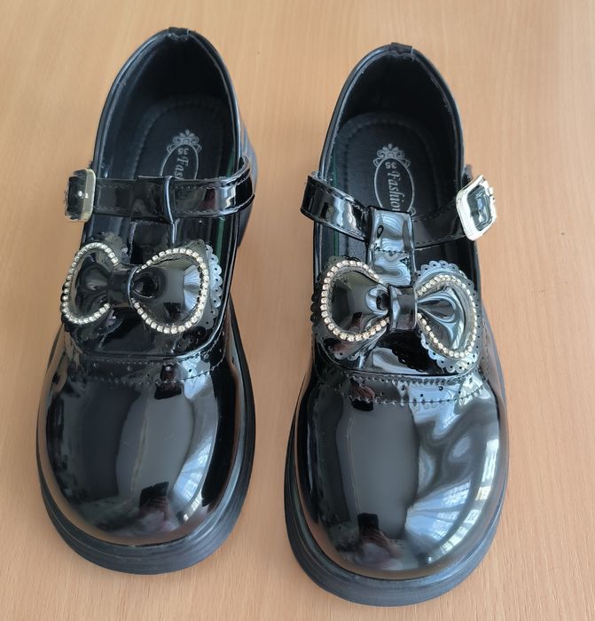 Лаковані туфлі для дівчинки