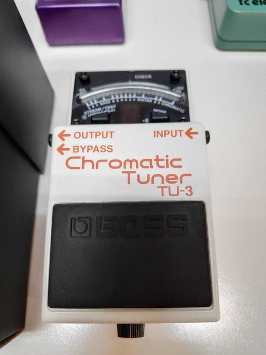 Pedais de guitarra Overdrive, WahWah, Compressor, Delay,  outros