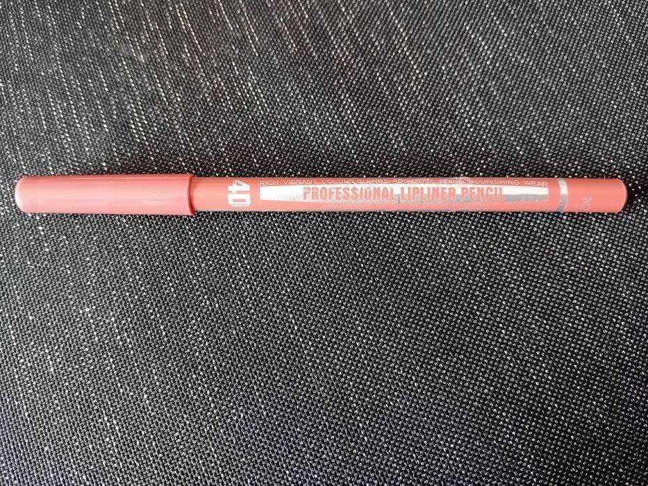 Kredka do ust. Nowa.