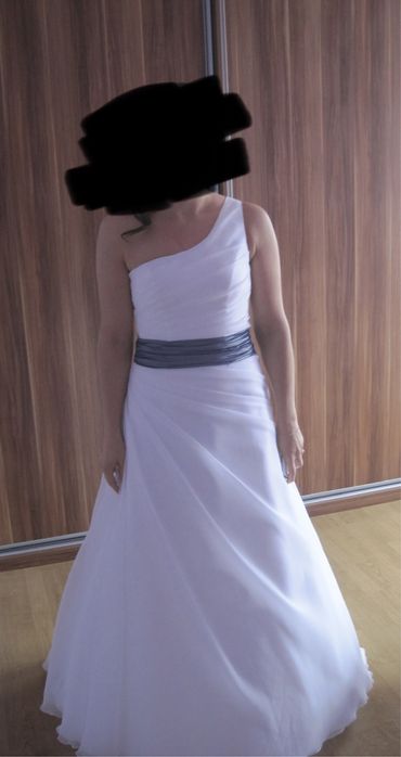 Sukienka ślubna na jedno ramie