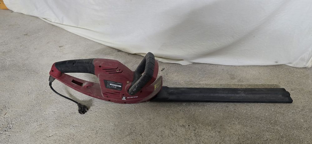 Corta-sebes elétrico da marca Einhell.