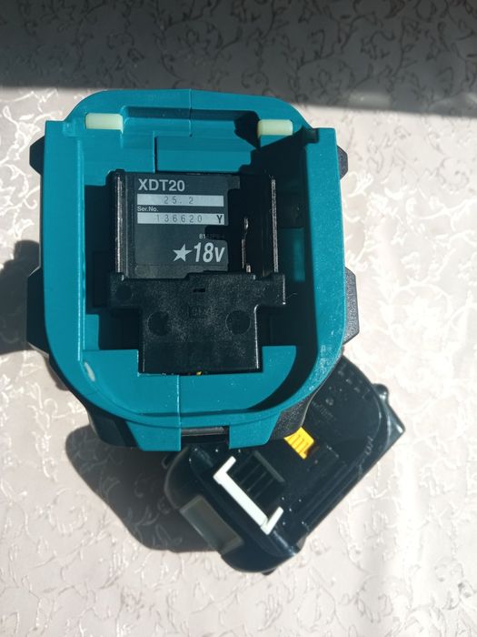 Makita XDT20(DTD173)та Makita BL1830B.