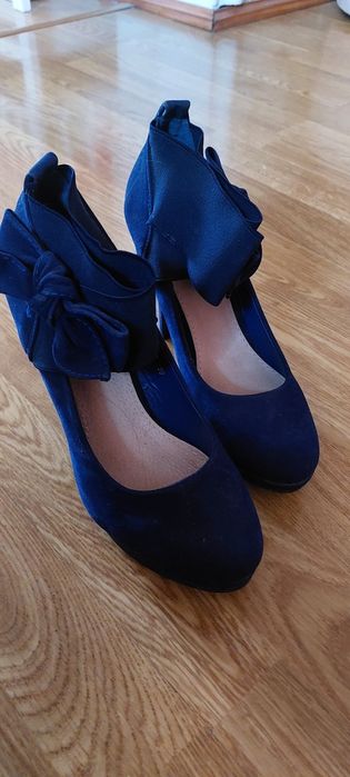 Buty granatowe na obcasie