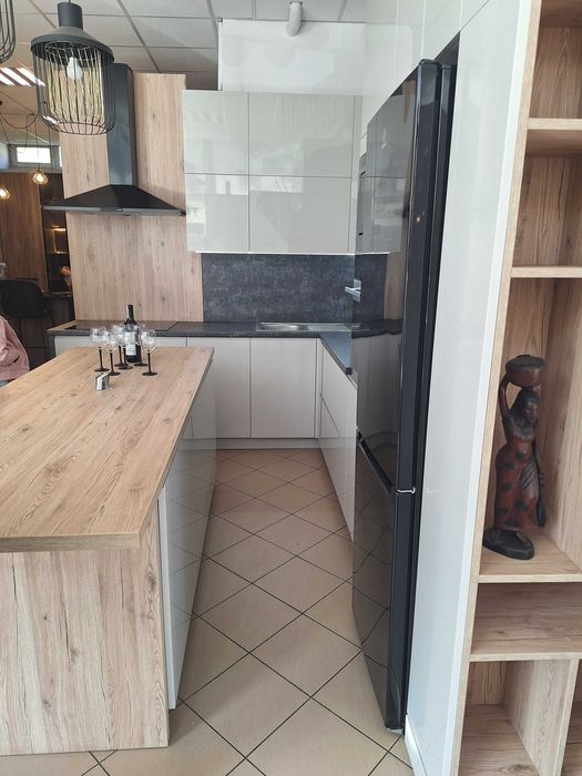 Duża Kuchnia Blum+lakier, Egger blaty+ oświetlenie , okap Teka 90..