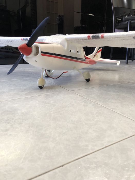 Avião RC motor eléct. ( Em Foam ) Novo. C/ Radio 2.4