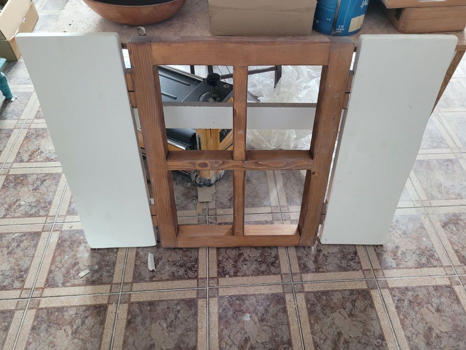 Mocne drewniane okiennice.