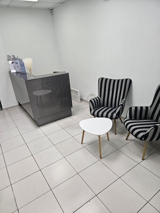 Продам салон краси на позняках. 100кв.Не велика оренда.4 кімнати і хол