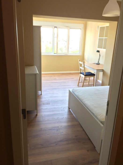 Apartamento com 6 grandes quartos, duas casas de banho completas, sala cozinha em open space.