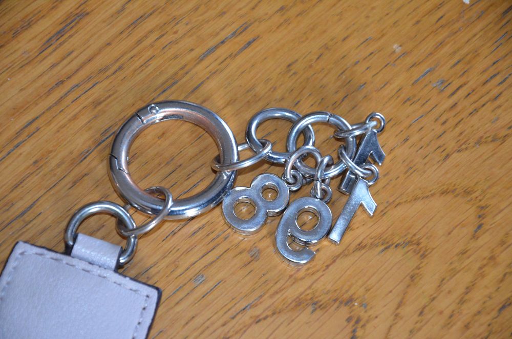 brelok/zawieszka Guess beż