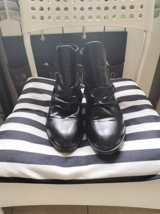 Czarne botki z suwakami z tyłu