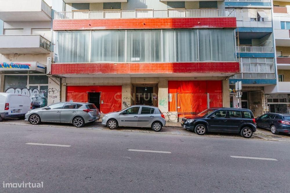 Arrendamento de Loja com 3 pisos em Almada