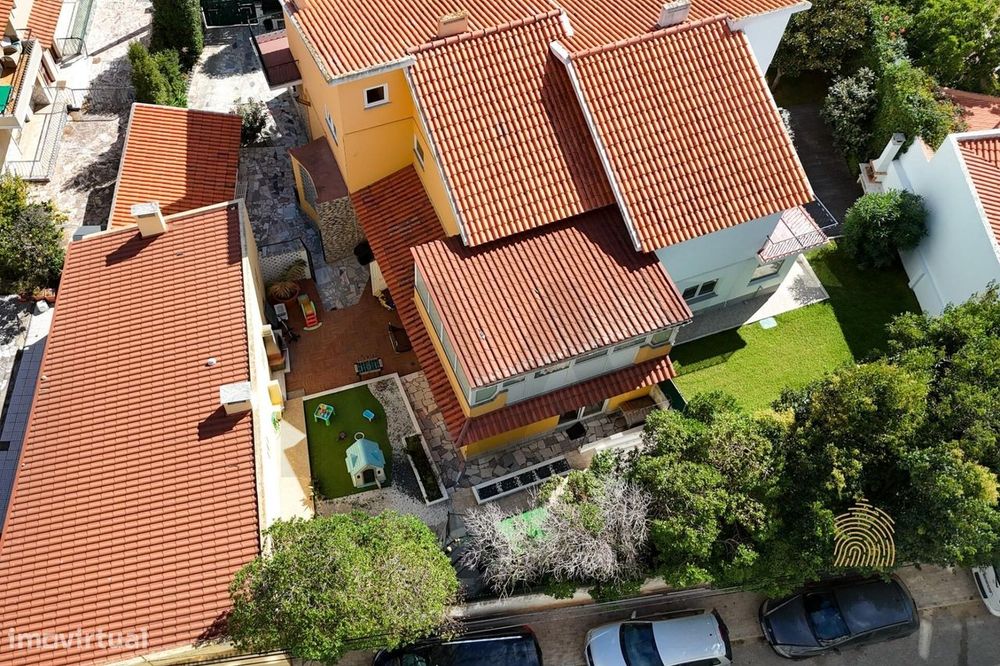 Moradia geminada T3 no centro da Parede, com 345 m2 de terreno, garage