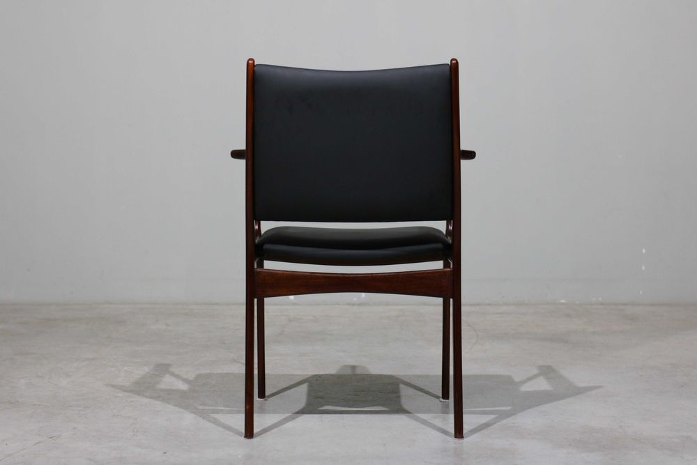 Cadeirão Johannes Andersen em mogno