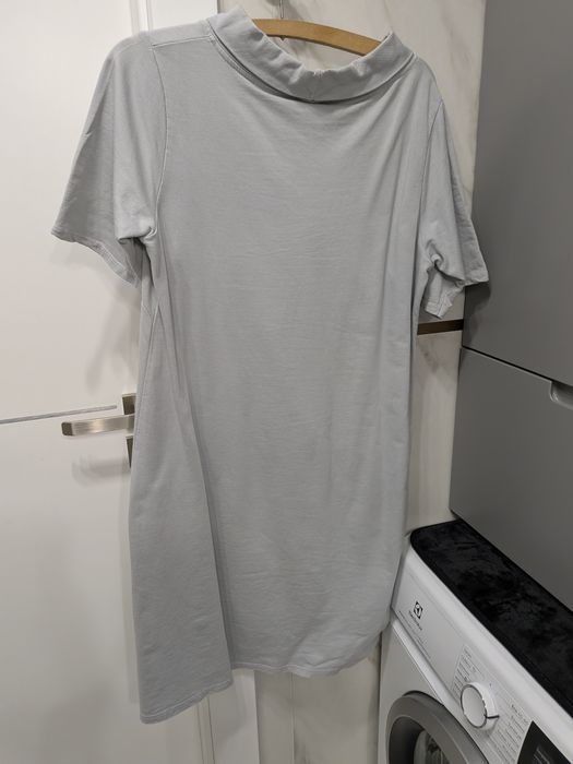 Sukienka z połyskująca aplikacją