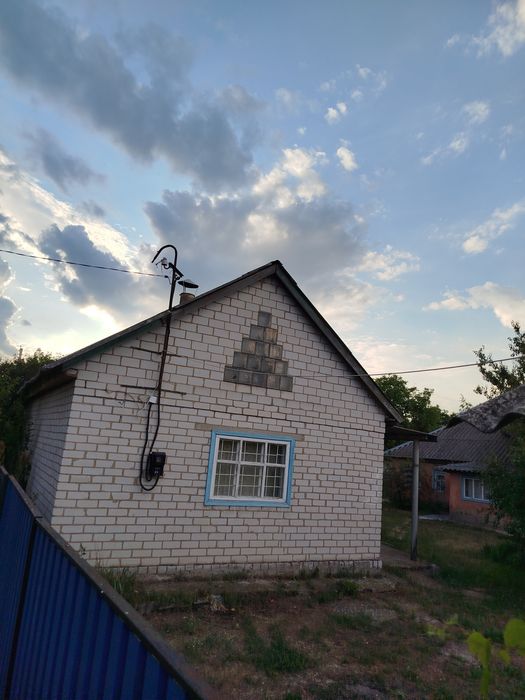Продаж житлового будинку з господарськими будівлями на земельній ділянці з молодим садком