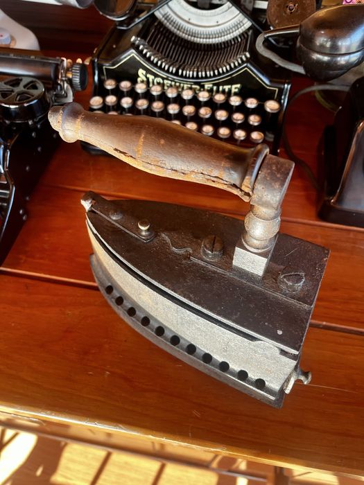 Antigo ferro de engomar